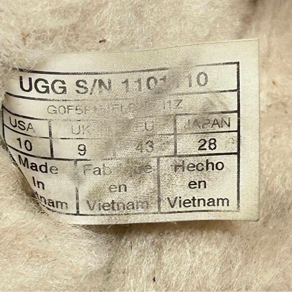 UGG men’s ascot